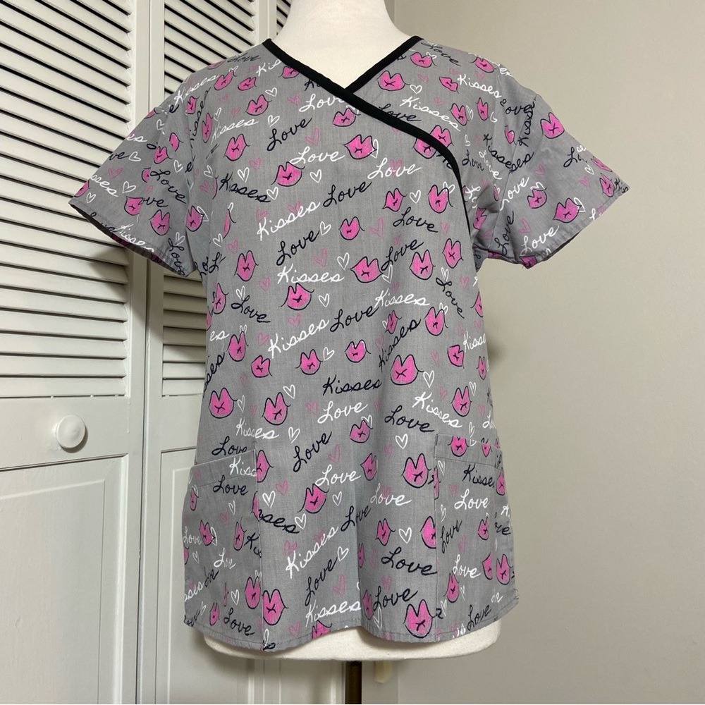 I Love Scrubs Lips Love and Kisses Mock Wrap 2-Pocket Top Medium M